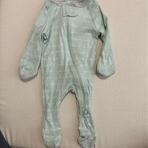 Newborin zipper onesie